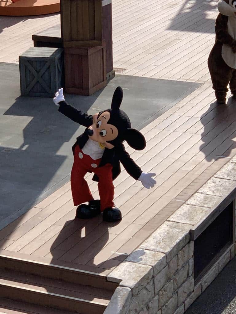 Mickey Mouse bowing as part of the Jamboree Mickey: Let's Dance show at Tokyo Disney