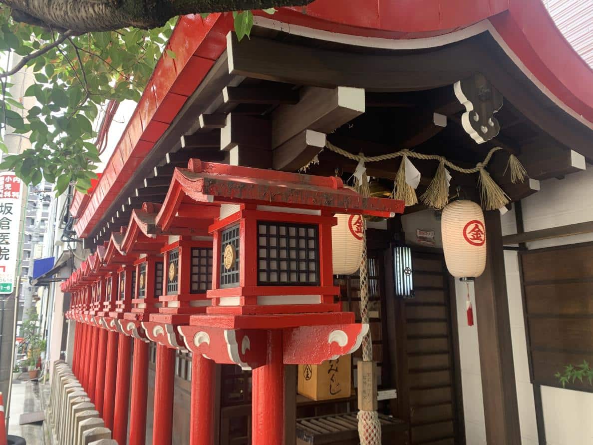 Row of red lanterns line the outside of the tiny Konpira shrine.