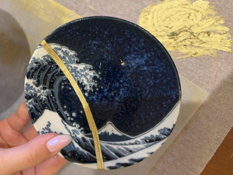 plate with mount fuji and the giant wave off Kanagawa design mended with gold in a kitsungi class in Asakusa