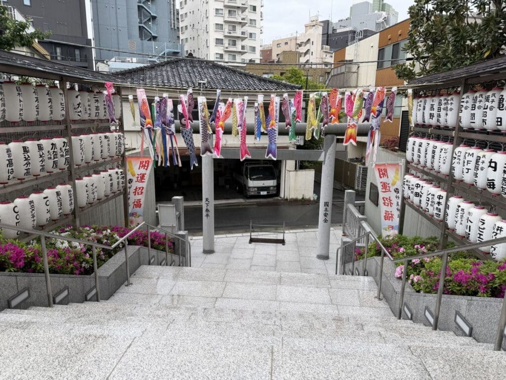Image showing the staircase leading to and from Komagome Shrine
