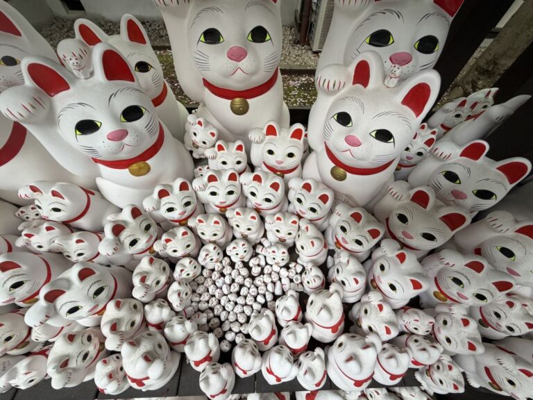 White waving cats at Gotokuji in Tokyo