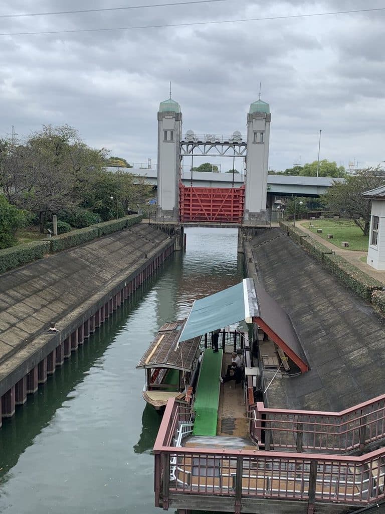 the red lock gate at Misu Komon locks