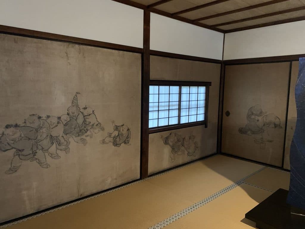 Figures of children playing on the walls at Kennin ji