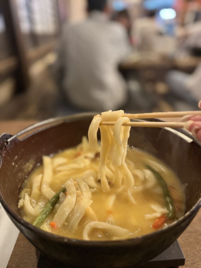 Lifting hoto noodles out of the bowl