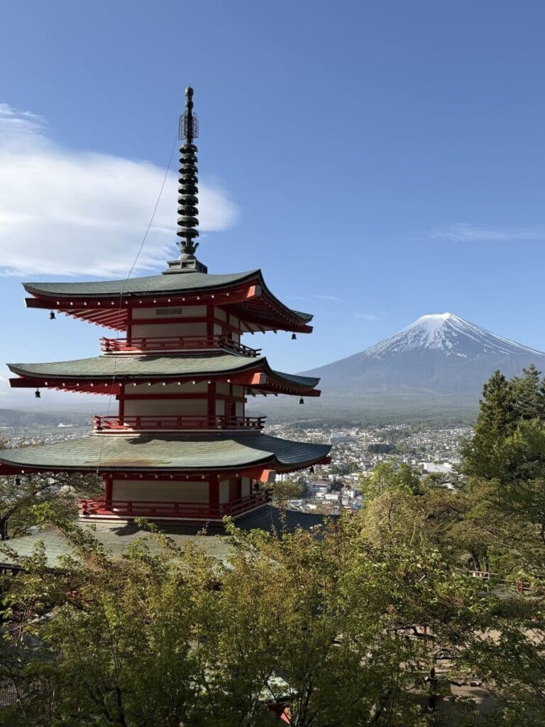 Picture of the famous pagoda with Mount Fuji in the background